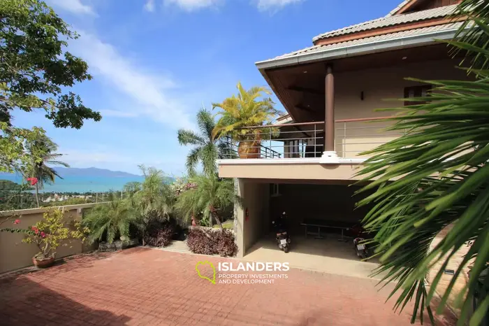 Spacious 5-bdrm pool villa with magnificent bay views (Maenam)