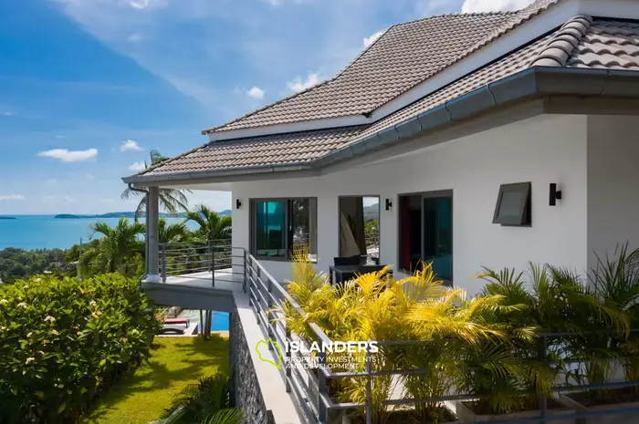 Spacious 5-bdrm pool villa with magnificent bay views (Maenam)