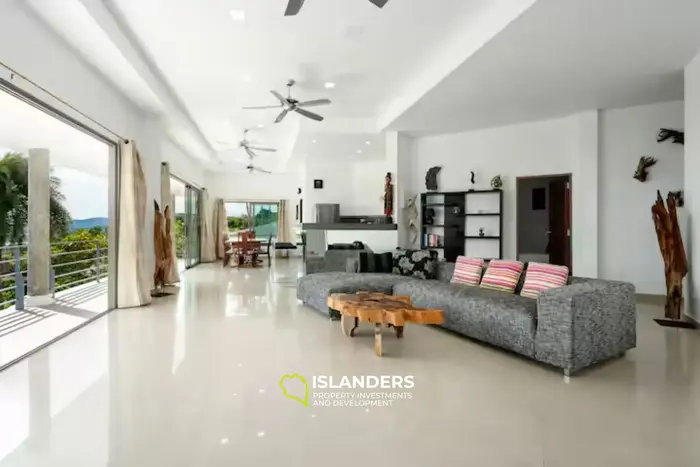 Spacious 5-bdrm pool villa with magnificent bay views (Maenam)