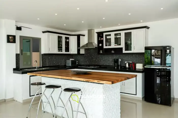 Spacious 5-bdrm pool villa with magnificent bay views (Maenam)