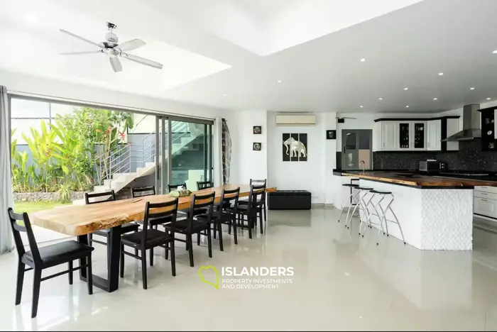 Spacious 5-bdrm pool villa with magnificent bay views (Maenam)