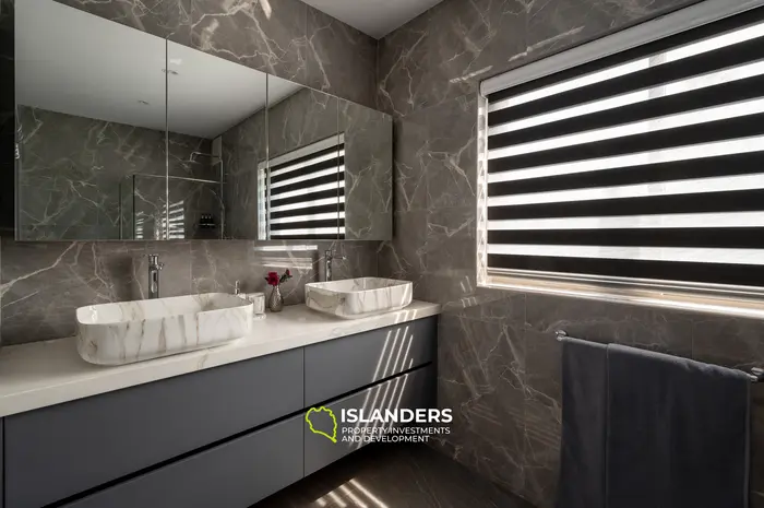 4-bdrm poll villa with sea view from the spacious third lfoor terrace (Ban Tai)