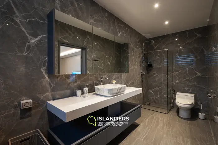 4-bdrm poll villa with sea view from the spacious third lfoor terrace (Ban Tai)