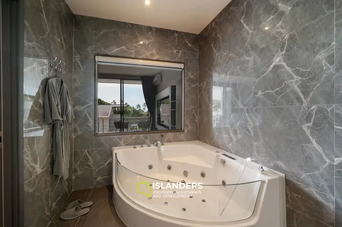 4-bdrm poll villa with sea view from the spacious third lfoor terrace (Ban Tai)