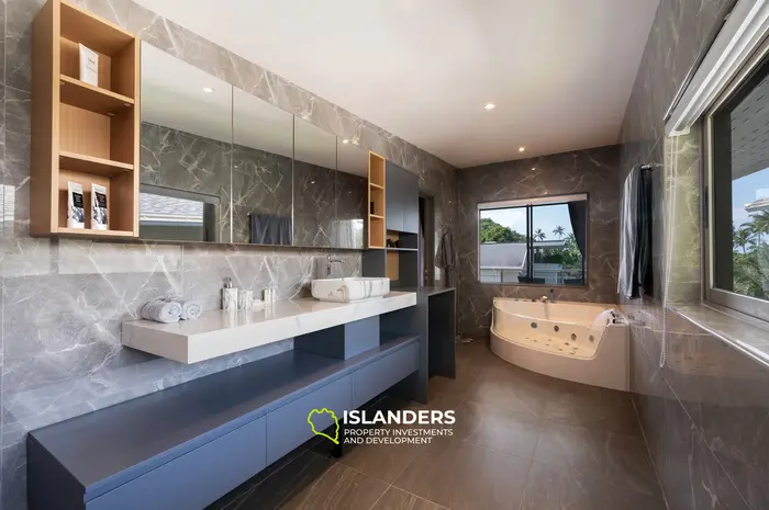 4-bdrm poll villa with sea view from the spacious third lfoor terrace (Ban Tai)