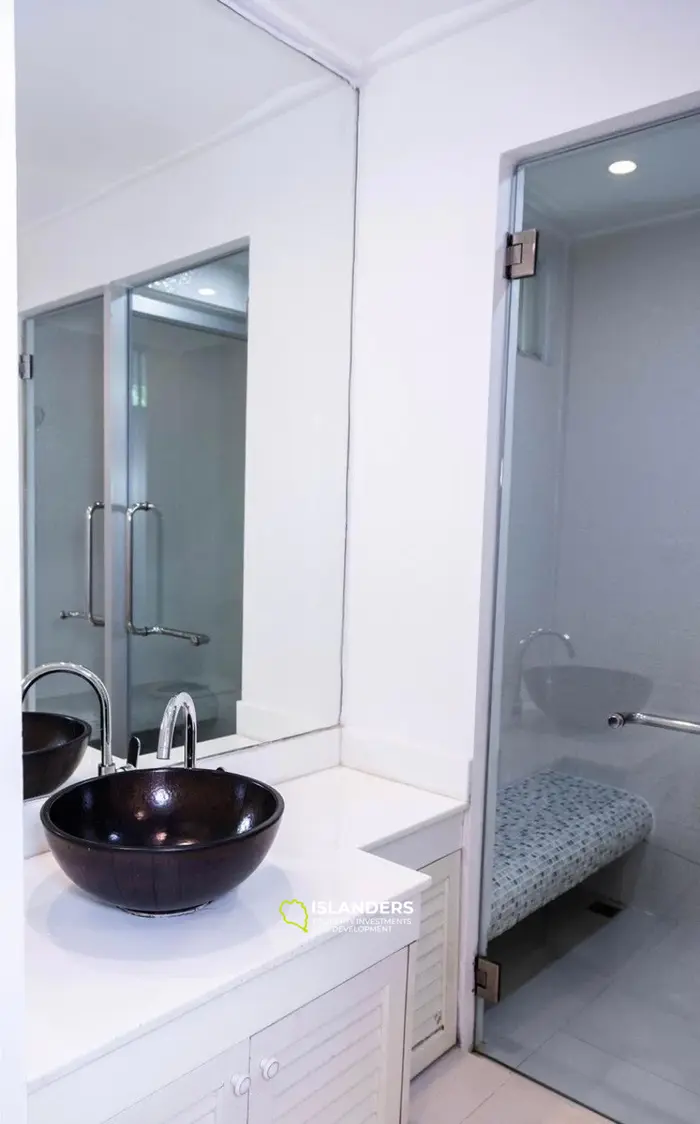 Seaside pool villa with 4 bdrm and an office in a quiet area (Lamai)