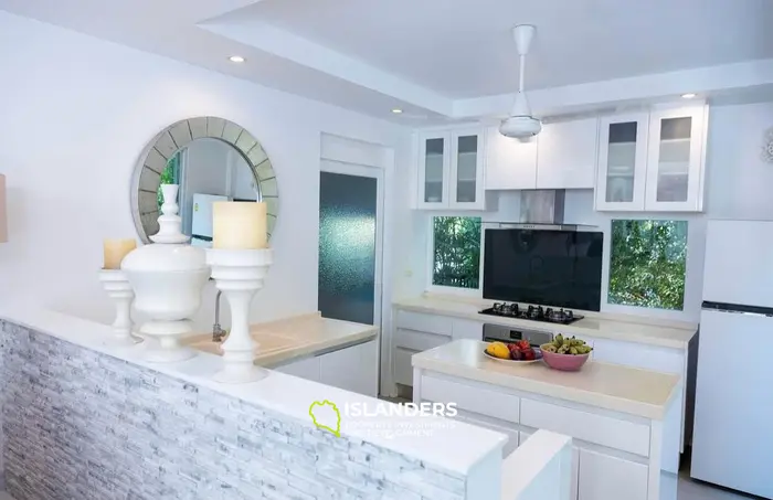 Seaside pool villa with 4 bdrm and an office in a quiet area (Lamai)