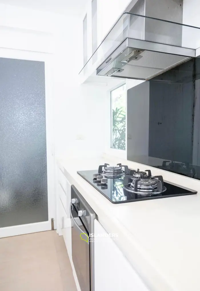 Seaside pool villa with 4 bdrm and an office in a quiet area (Lamai)