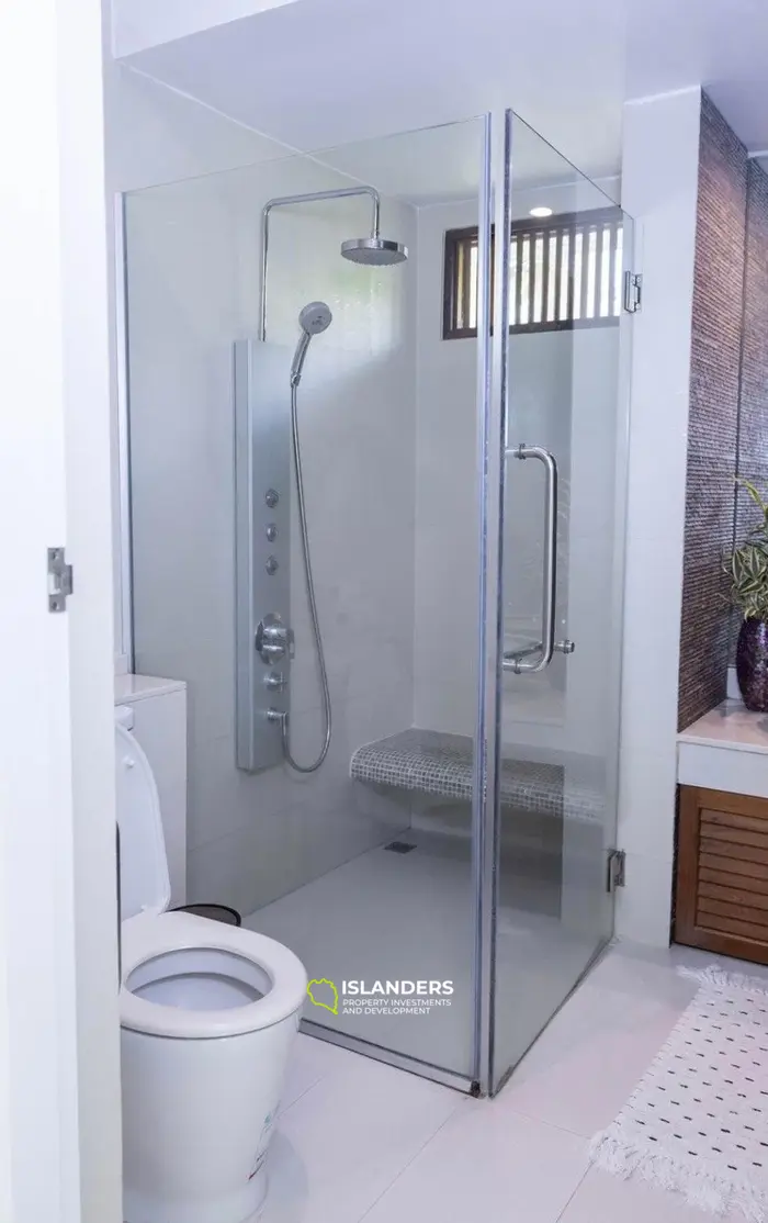 Seaside pool villa with 4 bdrm and an office in a quiet area (Lamai)