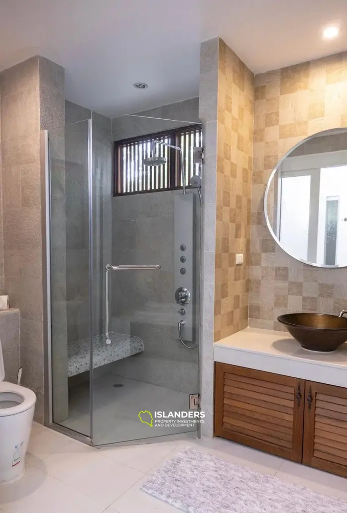 Seaside pool villa with 4 bdrm and an office in a quiet area (Lamai)