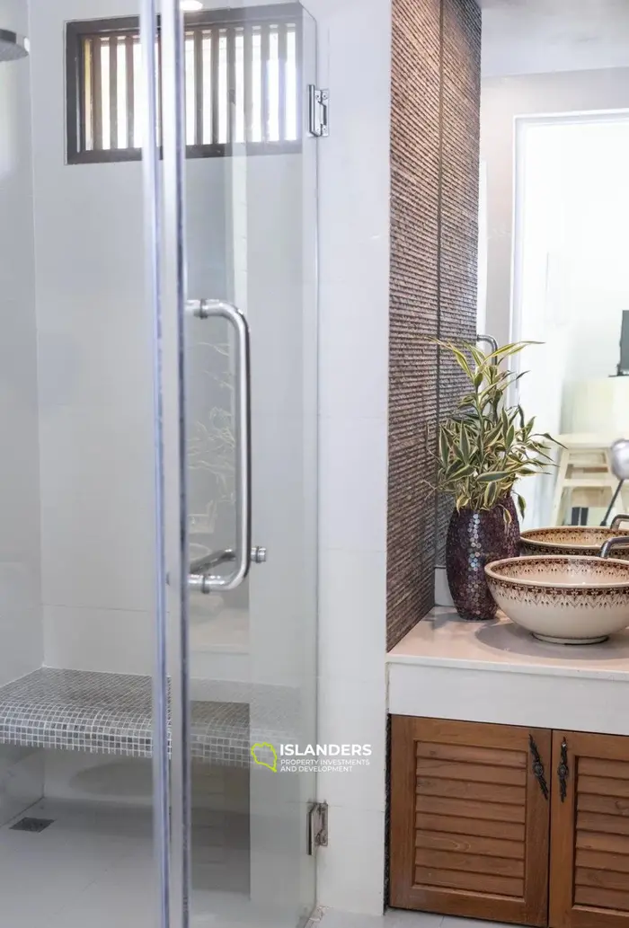 Seaside pool villa with 4 bdrm and an office in a quiet area (Lamai)