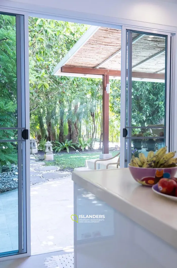 Seaside pool villa with 4 bdrm and an office in a quiet area (Lamai)