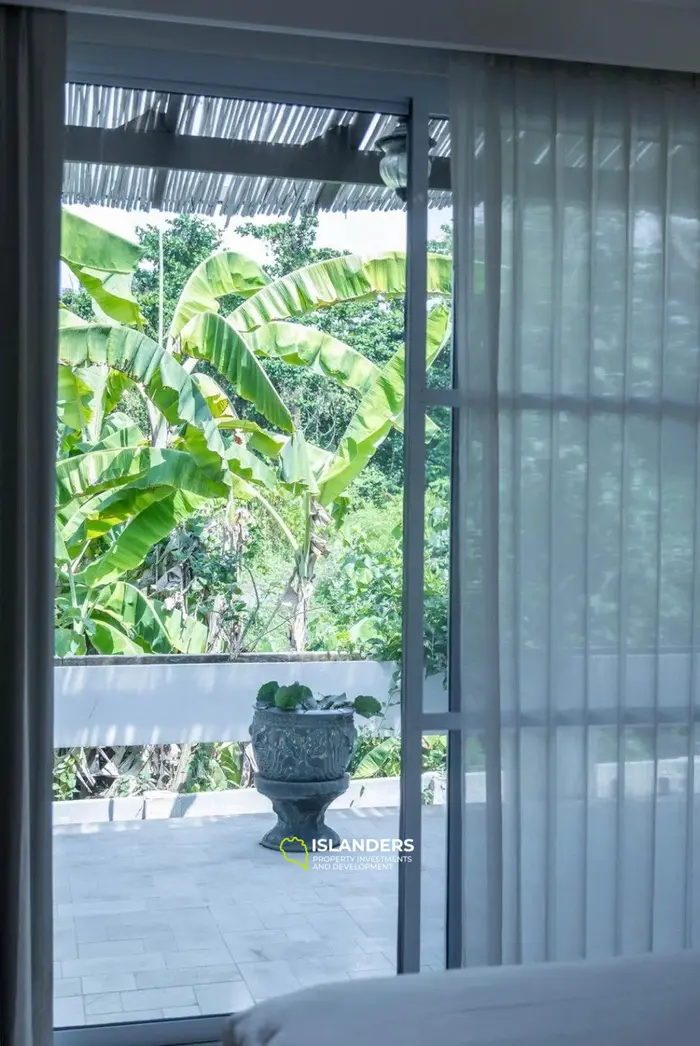 Seaside pool villa with 4 bdrm and an office in a quiet area (Lamai)