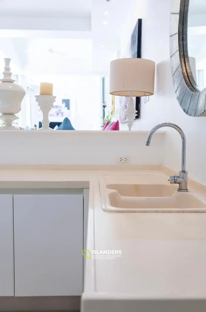 Seaside pool villa with 4 bdrm and an office in a quiet area (Lamai)