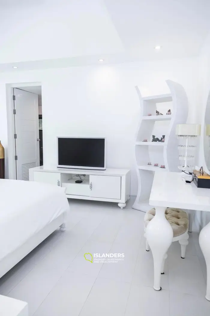 Seaside pool villa with 4 bdrm and an office in a quiet area (Lamai)