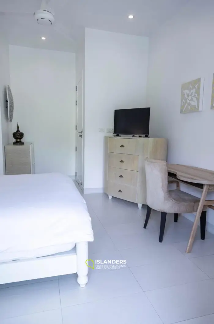 Seaside pool villa with 4 bdrm and an office in a quiet area (Lamai)