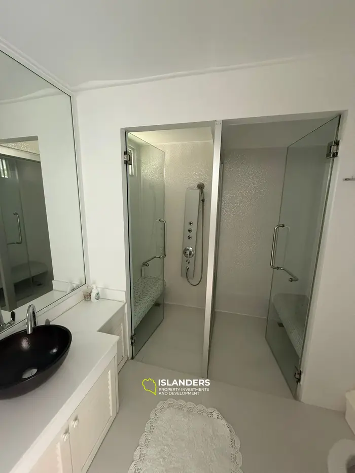 Strandvilla mit 4 Schlafzimmern und einem Büro in einer ruhigen Gegend (Lamai)