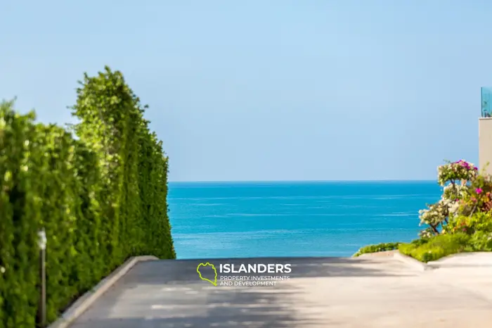 4 bdrm pool villa with direct beach access (Plai Laem)