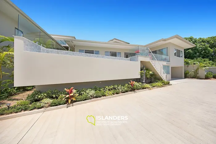 4 bdrm pool villa with direct beach access (Plai Laem)