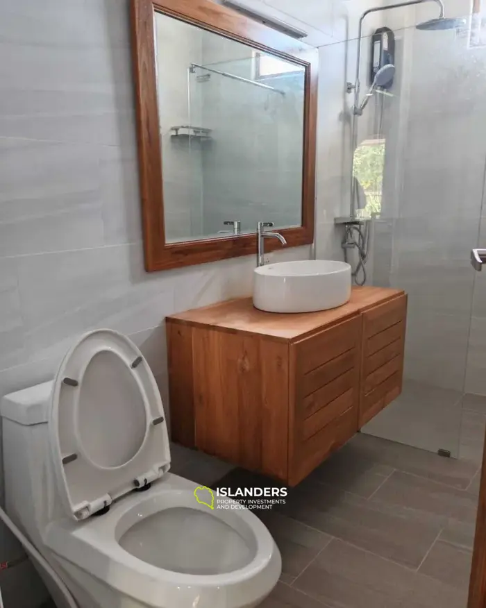 6-bdrm pool villa on a spacious plot with a large garden (Lamai)