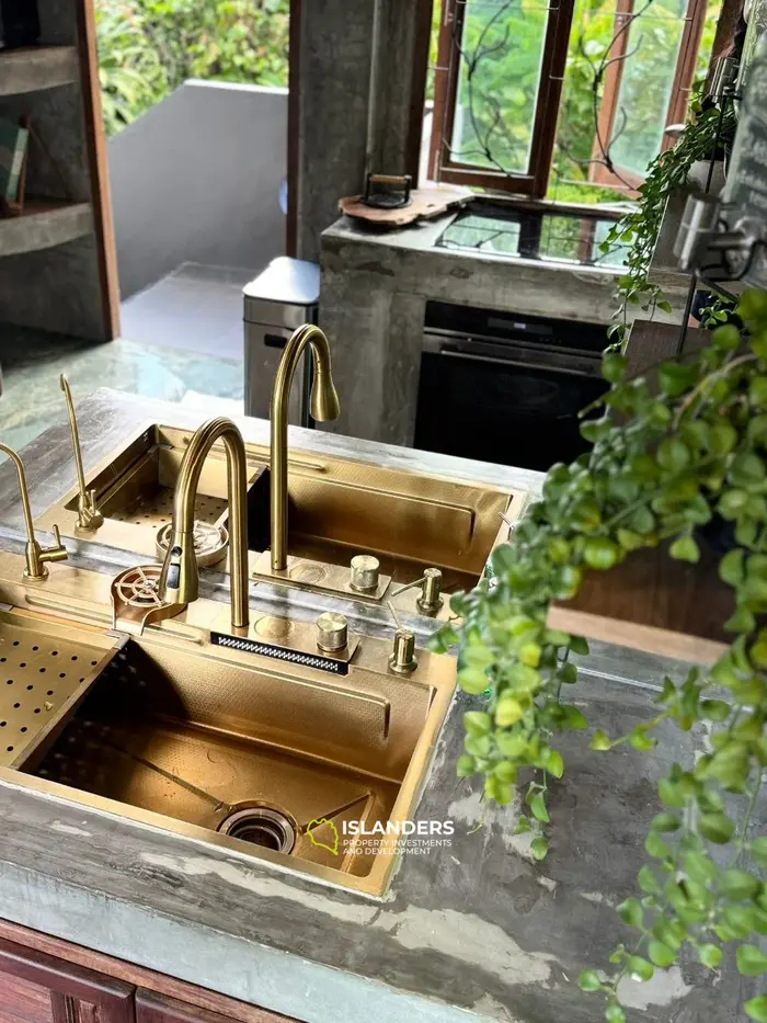 Cozy 4-bdrm family pool villa surrounded by nature (Maenam)