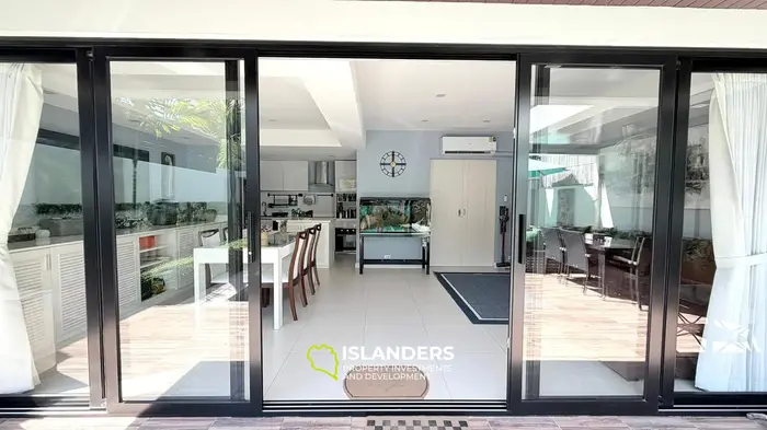 Duplex 3-bdrm pool villa surrounded by tropical nature (Maenam)