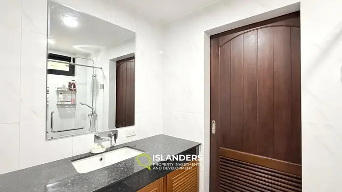 Duplex 3-bdrm pool villa surrounded by tropical nature (Maenam)