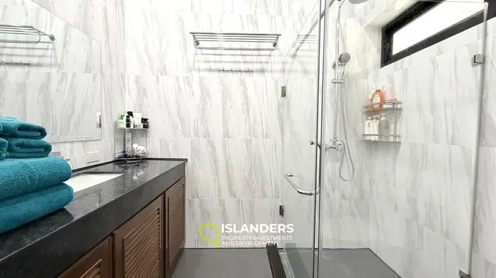 Duplex 3-bdrm pool villa surrounded by tropical nature (Maenam)