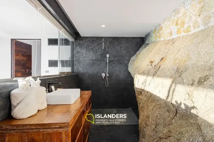 Luxury 4-bdrm pool villa with sea views on a hillside (Chaweng)